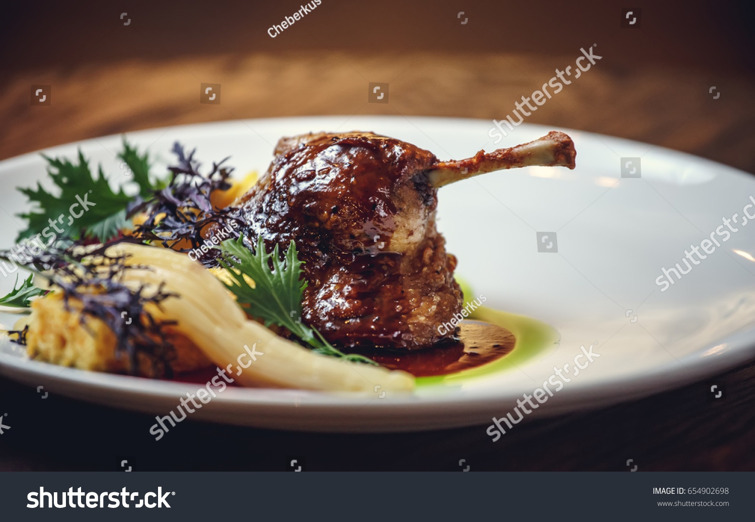 Duck Confit cu Piure de Cartof Trufat