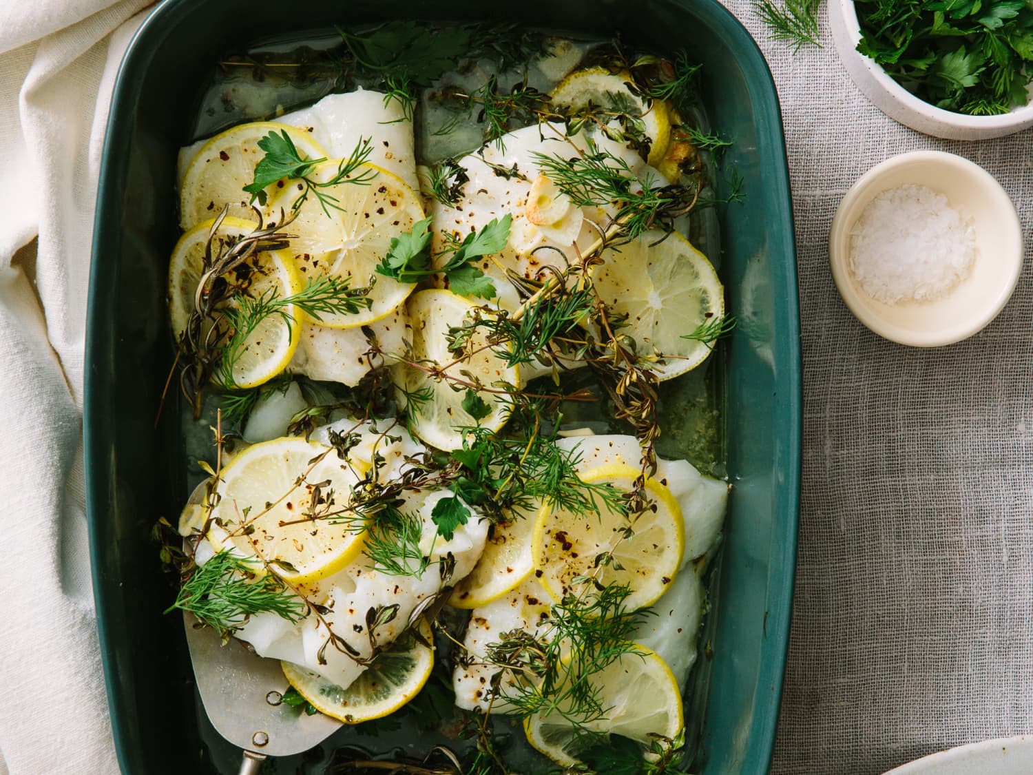 File de Cod cu Crustă de Ierburi și Sparanghel