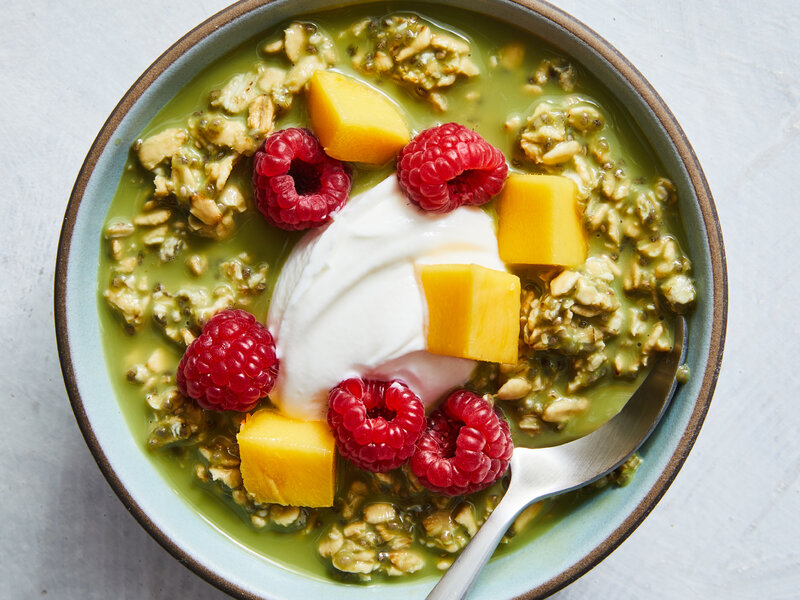 Overnight Oats cu Matcha și Fructe Exotice