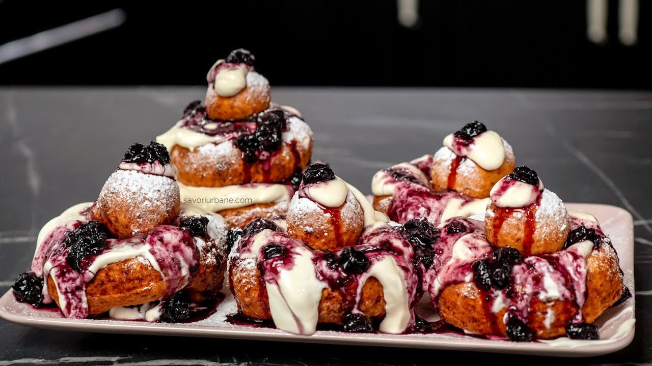 Papanași cu smântână și dulceață