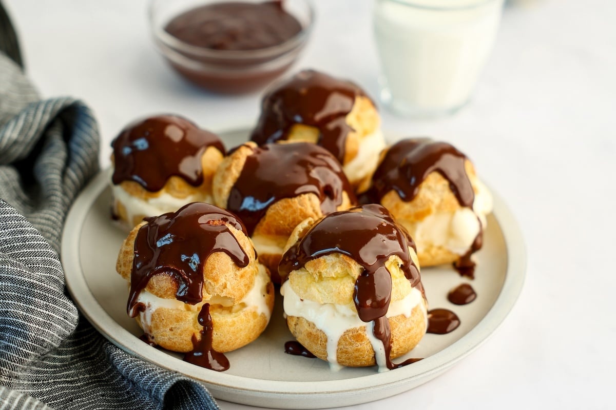 Profiterole cu Cremă de Vanilie și Ciocolată